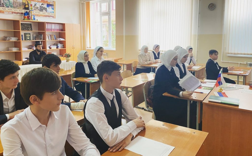 «Твое право выбора» — в Гудермесе прошел час правовой культуры для старшеклассников