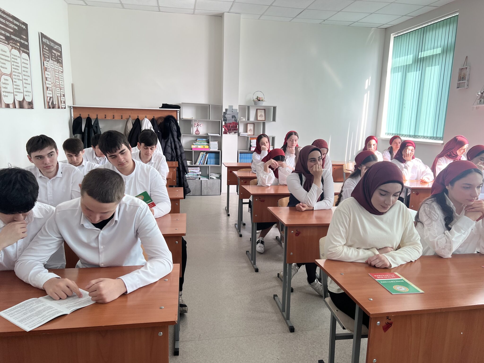 В грозненской школе прошел классный час, посвященный Дню Конституции Чеченской Республики